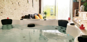 Les bulles d'Evanez Mont-saint-Michel jacuzzi intérieur privatif illimité